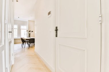 Uzun ve boş bir koridor.