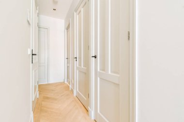 Uzun ve boş bir koridor.