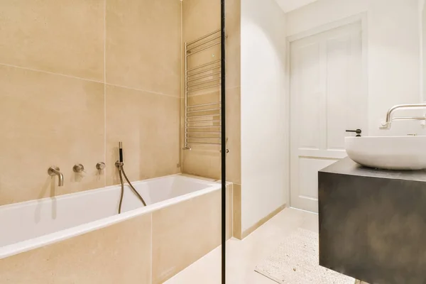 Piękna łazienka z dużą wanną — Zdjęcie stockowe