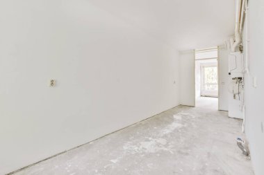 Uzun ve boş bir koridor.