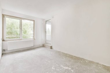 Geniş pencereli parlak bir oda.