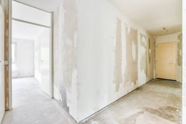 Uzun ve boş bir koridor.