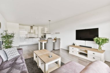 Büyük modern stüdyo odası.