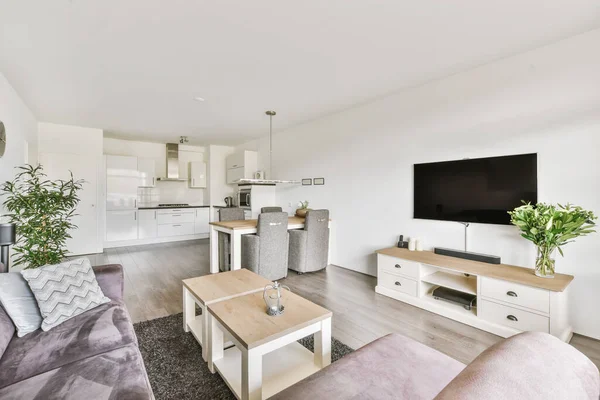 Büyük modern stüdyo odası.