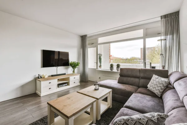 Yumuşak kanepeli şık bir oturma odası.