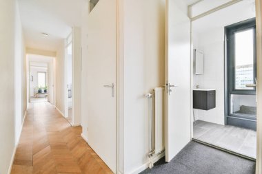 Modern dairede geniş bir salon.