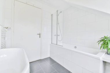 Büyük küvetli banyo.