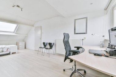 Çalışma alanı deri rahat siyah sandalyeli.