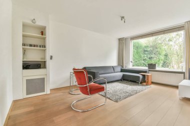 Köşedeki gri kanepeli şık bir oturma odası.