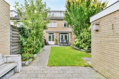 Şık bir masası olan ev avlusu.