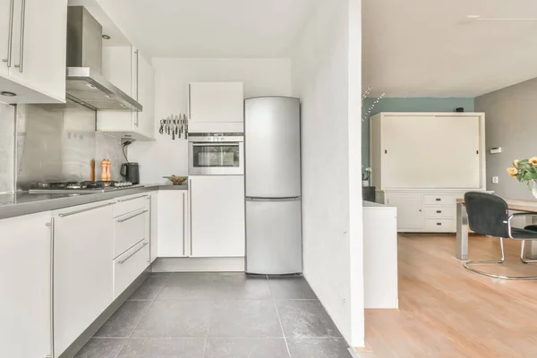Belamente colocado pisos em uma cozinha elegante — Fotografia de Stock