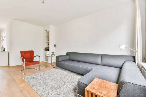 Snygg vardagsrum med hörngrå soffa — Stockfoto