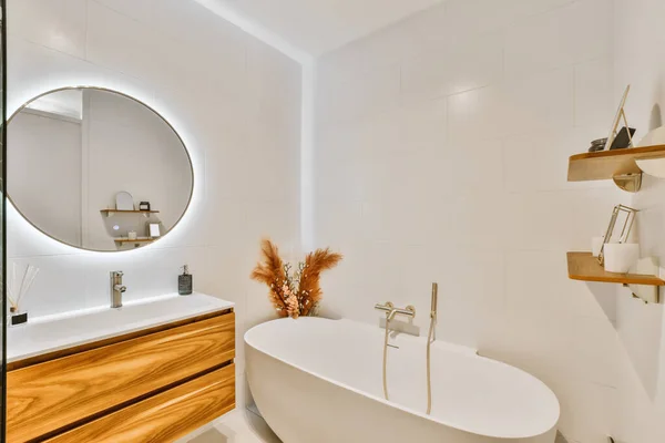 Banheiro deslumbrante com espelho iluminado redondo grande — Fotografia de Stock