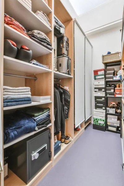 Grote ruime kleedkamer — Stockfoto