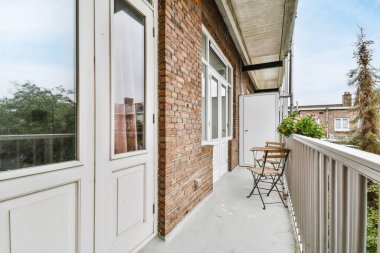 Tahta masa ve sandalyeli balkon.