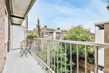 Tahta masa ve sandalyeli balkon.