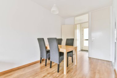 Modern dairede mobilyalı yemek odası.