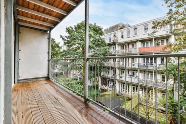 Avluya bakan çarpıcı balkon.