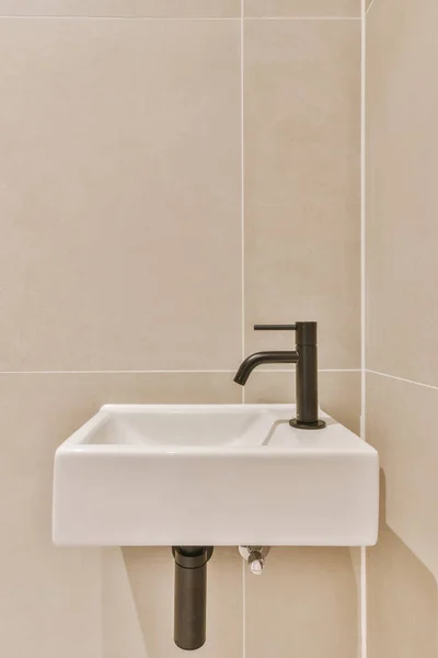 Salle de bain élégante dans un style minimaliste avec un petit lavabo — Photo