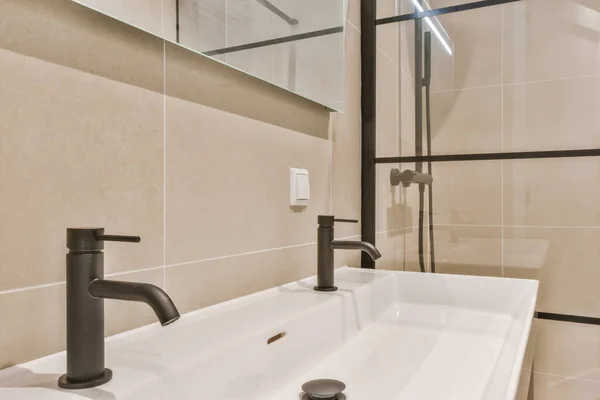 Stylowa łazienka w minimalistycznym stylu z dużym zlewem — Zdjęcie stockowe