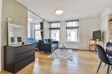 Siyah rahat kanepesi olan enfes bir oturma odası.