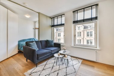 Siyah rahat kanepesi olan enfes bir oturma odası.