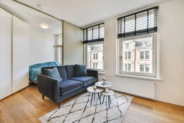 Siyah rahat kanepesi olan enfes bir oturma odası.