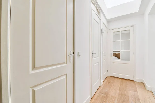 하얀 문 이 있는 밝은 방 — 스톡 사진