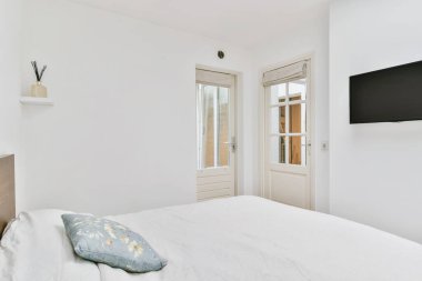 Büyük yataklı rahat bir yatak odası.