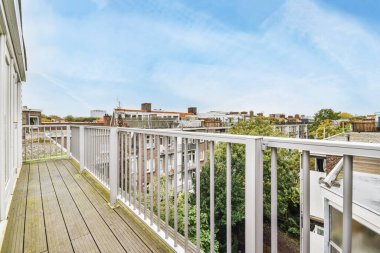 Demir parmaklıklı uzun balkon.