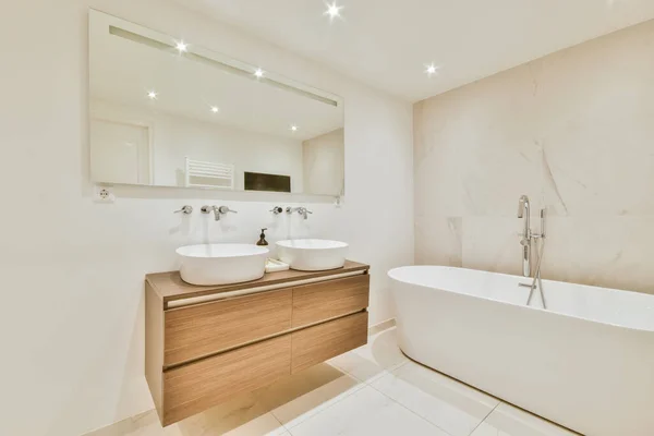 Luxuoso banheiro com uma caixa pendurada de gavetas com uma pia — Fotografia de Stock