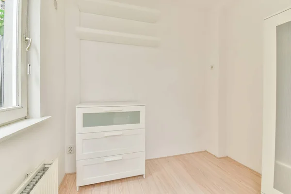 Egy világos szoba fehér ajtóval. — Stock Fotó