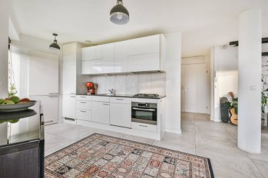 Gündüz vakti modern bir dairede modern aletlerle aydınlık mutfağın içinde.
