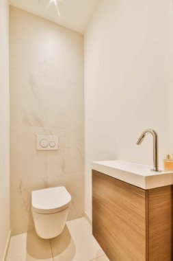 Lavabosu olan çekmeceleri sallanan lüks bir tuvalet.