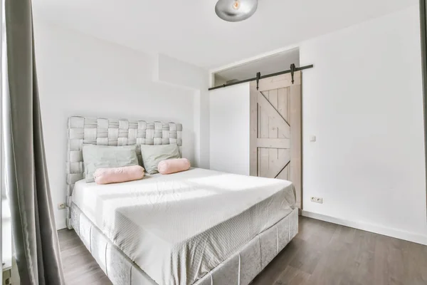 멋지고 아늑 한 침실 디자인 — 스톡 사진