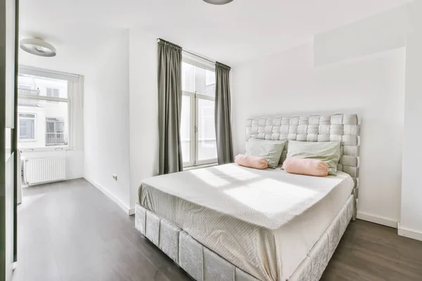 素敵で居心地の良いベッドルームデザイン — ストック写真