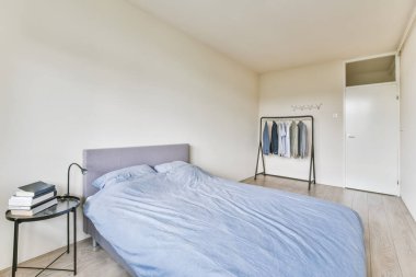 Geniş, çift yatak odalı, yumuşak yatak örtülü.