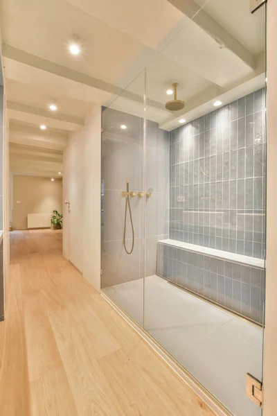 Яскрава елегантна ванна кімната — стокове фото