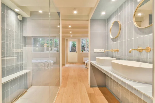 Fregadero y espejo en baño moderno —  Fotos de Stock