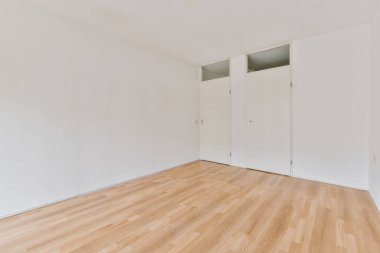 Parke zemini olan seçkin bir oda.