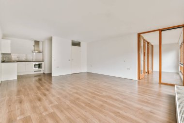 Parke zemini olan seçkin bir oda.