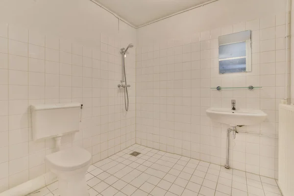 Μπάνιο με λευκά πλακάκια δαπέδου — Φωτογραφία Αρχείου