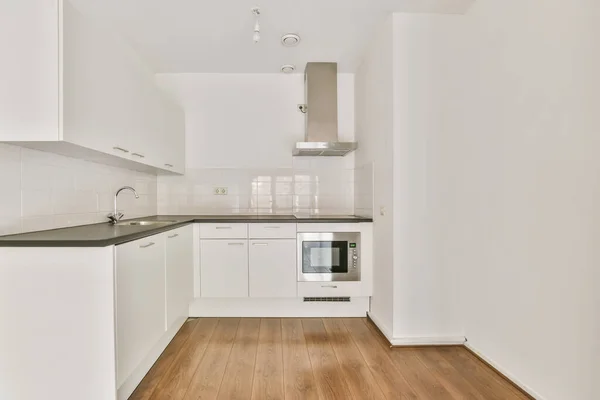 Роскошная небольшая кухня с белым кухонным блоком — стоковое фото