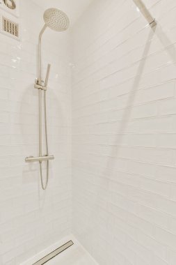 Lüks duş musluğunun yakın çekimi