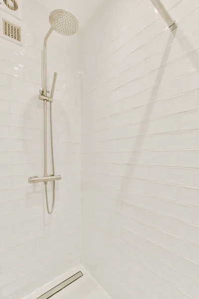 Крупним планом знімок розкішного душового крана — стокове фото
