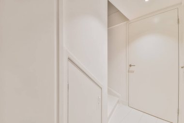 Güzel kar beyazı küçük koridorlu kapılar