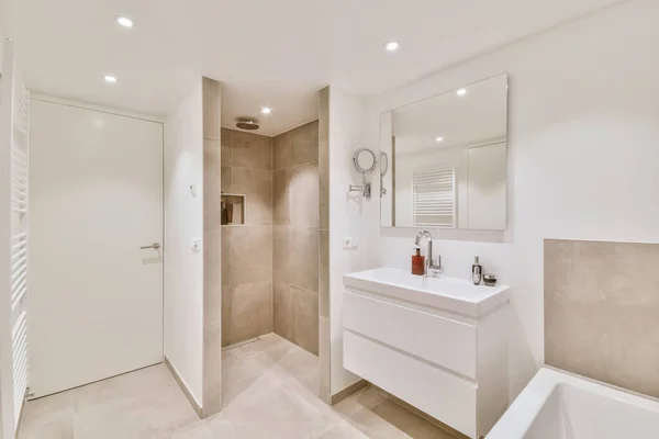 Diseño interior de lujo de un baño — Foto de Stock