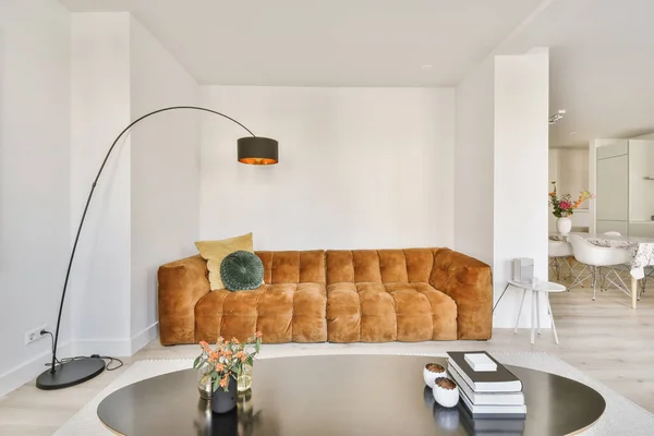 茶色のベルベットのソファと長いランプ付きの素敵なリビングルーム — ストック写真