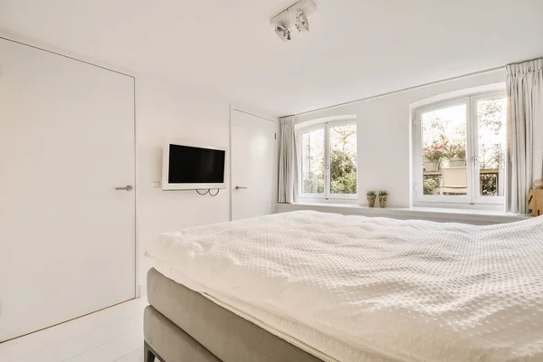 居心地の良い明るいベッドルームのインテリア — ストック写真