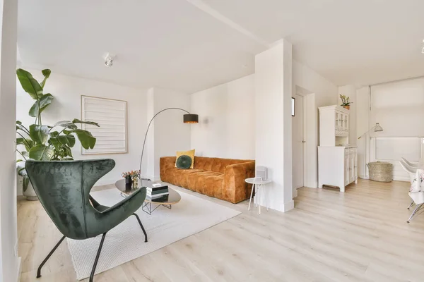 Schönes Wohnzimmer mit braunem Samtsofa und langer Lampe — Stockfoto